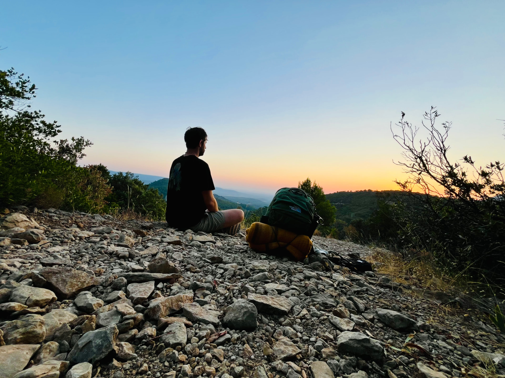 Samuel méditant face au coucher de soleil